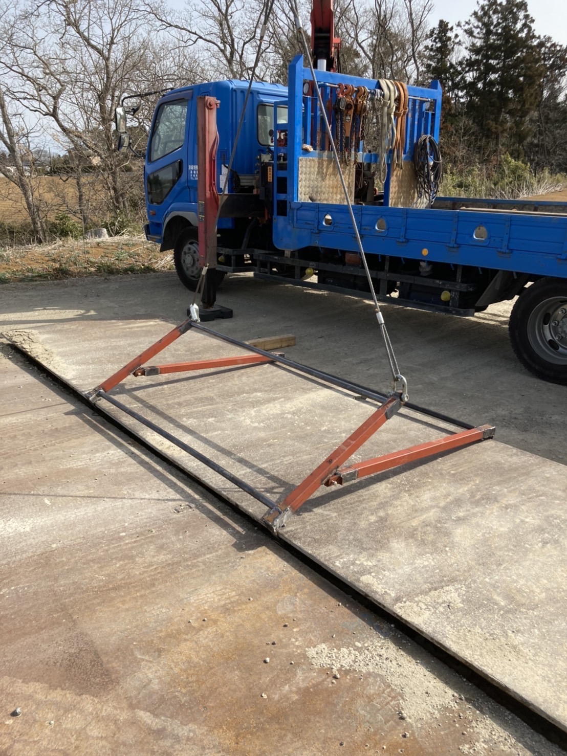 敷き鉄板用吊り具及び敷き鉄板移動方法